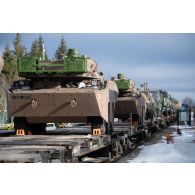 Déchargement des blindés à roues et canon rénovés AMX-10 RCR depuis un train en gare de Tapa, en Estonie.