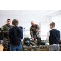 Des légionnaires du 1er régiment étranger de génie (REG) présentent leur matériel à des élèves du lycée Laagna Gümnaasium de Tallinn, en Estonie.