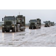 Des camions britanniques Oshkosh 1070F heavy equipment transporter (HET) convoient des blindés Bulldog FV-432 à Tapa, en Estonie.