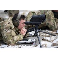 Un spotter américain de la 101st Airborne prend des mesures pour un tir longue distance à Tapa, en Estonie.