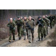 Des soldats français et estoniens participent à une marche à Tapa, en Estonie.