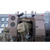 Des sapeurs du 1er régiment étranger de génie (REG) embarquent à bord de leur véhicule blindé multi-rôles (VBMR) Griffon à Tapa, en Estonie.