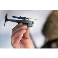 Un droniste de la 13e demi-brigade de la légion étrangère (DBLE) déploie un drone Black Hornet à Tapa, en Estonie.