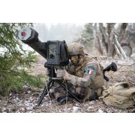 Un légionnaire de la 13e demi-brigade de la légion étrangère (DBLE) vise au lance-missile moyenne portée (MMP) à Tapa, en Estonie.