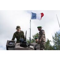 Un légionnaire de la 13e demi-brigade de la légion étrangère (DBLE) présente la tourelle d'un véhicule blindé multi-rôles (VBMR) Griffon à un soldat estonien à Jöhvi, en Estonie.