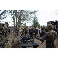 Un légionnaire de la 13e demi-brigade de la légion étrrangère (DBLE) présente sa section à des délégués du ministère de la Défense estonienne à Tapa, en Estonie.