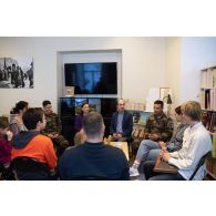 Des soldats discutent avec des étudiants à l'institut français de Tallinn, en Estonie.