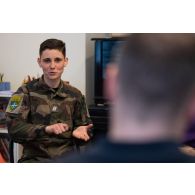 Un soldat discute avec des étudiants à l'institut français de Tallinn, en Estonie.