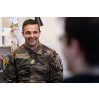 Un soldat discute avec des étudiants à l'institut français de Tallinn, en Estonie.