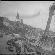 Défilé motorisé du 14 Juillet sur la place de la Bastille : des chars Sherman d'une unité blindée.