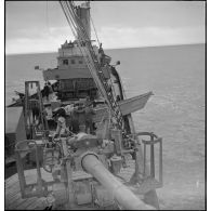 Pont d'un chalutier patrouilleur réquisitionné et armé par la Marine nationale naviguant en convoi.