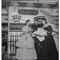 Actrices, sociétaires de la Comédie-Française, à bord du porte-avions Béarn.