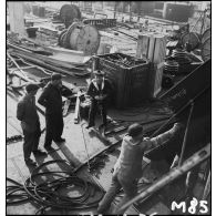 Vue en plongée sur le montage de l'une des tourelles triples de canons de 152 mm modèle 1930 à bord du croiseur Richelieu à l'arsenal de Brest.