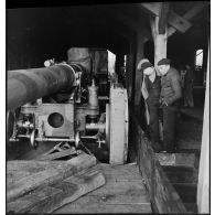 Un support en bois a cédé sous le poids d'un canon de 155 mm long.