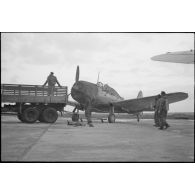 Remorquage d'un bombardier en piqué Douglas SBD-5 Dauntless de la flottille 4FB de l'aéronautique navale sur la base de Cognac.