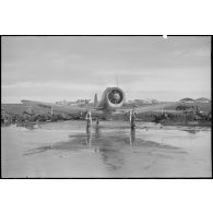 Bombardier en piqué Douglas SBD-5 Dauntless d'une flottille de l'aéronautique navale parqué sur la base de Cognac.