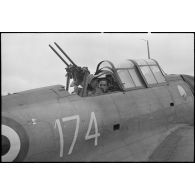 Maintenance et vérification d’une mitrailleuse Browning de 7,62 mm sur un bombardier Douglas SDB-5 Dauntless de la flottille 4FB sur la base de Cognac.