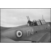 Maintenance et vérification d’une mitrailleuse Browning de 7,62 mm sur un bombardier Douglas SDB-5 Dauntless de la flottille 4FB sur la base de Cognac.