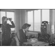 Personnels féminins de la Marine nationale de Service dans la tour de contrôle de la base de Cognac.