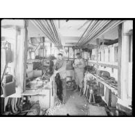 Train blindé, atelier de réparation [légende d’origine].