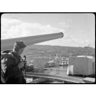 Convoi escorté par des bâtiments de la Marine nationale vu depuis le pont d'un contre-torpilleur.