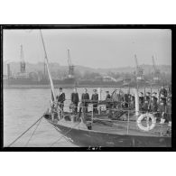 Les couleurs tricolores sont hissées sur le cargo danois Anna dans le port de Rouen.