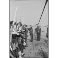 Remise de décorations par le vice-amiral Jules Le Bigot à des membres de l'équipage du sous-marin Orphée.