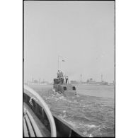 Le sous-marin Orphée par bâbord arrière dans la rade de Cherbourg.