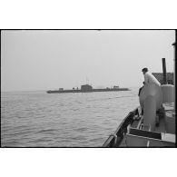 Le sous-marin Orphée dans la rade de Cherbourg.