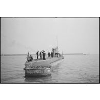 Manoeuvre d'arrimage sur coffre du sous-marin Orphée en rade de Cherbourg.