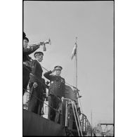 Le vice-amiral d'escadre Jules Le Bigot, préfet maritime de Cherbourg, salue à la coupée avant de quitter le bord du sous-marin Orphée.