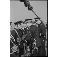 Remise de décorations par le vice-amiral Jules Le Bigot à des membres de l'équipage du sous-marin Orphée.