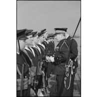 Remise de décorations par le vice-amiral Jules Le Bigot à des membres de l'équipage du sous-marin Orphée.