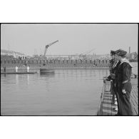 Le sous-marin Orphée entre dans le port militaire de Cherbourg.