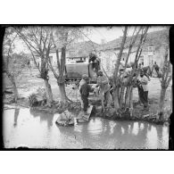 Récourt (Haute-Marne). Remplissage d’une voiture citerne à la rivière (1ère armée). [légende d’origine]