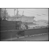 Une corvée de pommes de terre sur le pont d'un sous-marin.