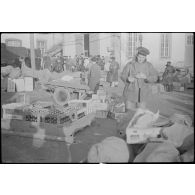 Marchandises et vivres stockés sur un quai devant les subsistances de la Marine.