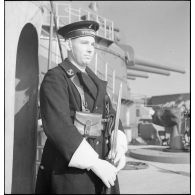 Portrait d'un marin en faction sur le cuirassé Strasbourg.