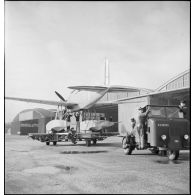 Remorquage d'un hydravion Latécoère 298 sur la base d'aéronautique navale (BAN) de Cherbourg-Chantereyne.