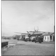 Remorquage d'un hydravion Latécoère 298 sur la base d'aéronautique navale (BAN) de Cherbourg-Chantereyne.