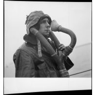 Portait d'un chef de pièce sur le pont du patrouilleur La Lorientaise.