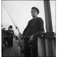 Portrait d'un quartier maître de 2e classe, membre d'équipage de l'aviso dragueur de mines Elan, à bord du navire marchand allemand le Rostock.