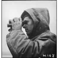 Portrait du timonier, de veille aux jumelles à bord de l'aviso Amiral Mouchez au large de Dunkerque.