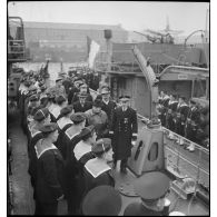 Visite d'inspection d'autorités à bord du torpilleur Siroco (ou Sirocco) dans le port de Cherbourg.