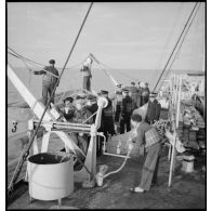 Exercice d'évacuation de l'équipage avec mise à l'eau des chaloupes à bord du cargo réquisitionné Yang Tsé.