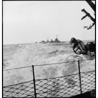 Vue tribord d'un navire d'escorte d'un convoi entre la France et l'AFN.