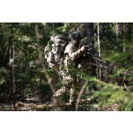 Un soldat américain de la 101st Airborne progresse en forêt à Tapa, en Estonie.