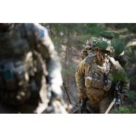 Un soldat américain de la 101st Airborne progresse en forêt à Tapa, en Estonie.