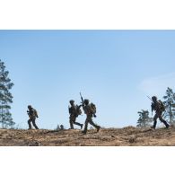 Des légionnaires de la 13e demi-brigade de la légion étrangère (DBLE) donnent l'assaut sur une position ennemie sur le no man's land entre les tranchées à Tapa, en Estonie.