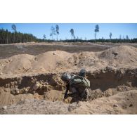 Un légionnaire de la 13e demi-brigade de la légion étrangère (DBLE) donne l'assaut sur une position ennemie sur le no man's land entre les tranchées à Tapa, en Estonie.